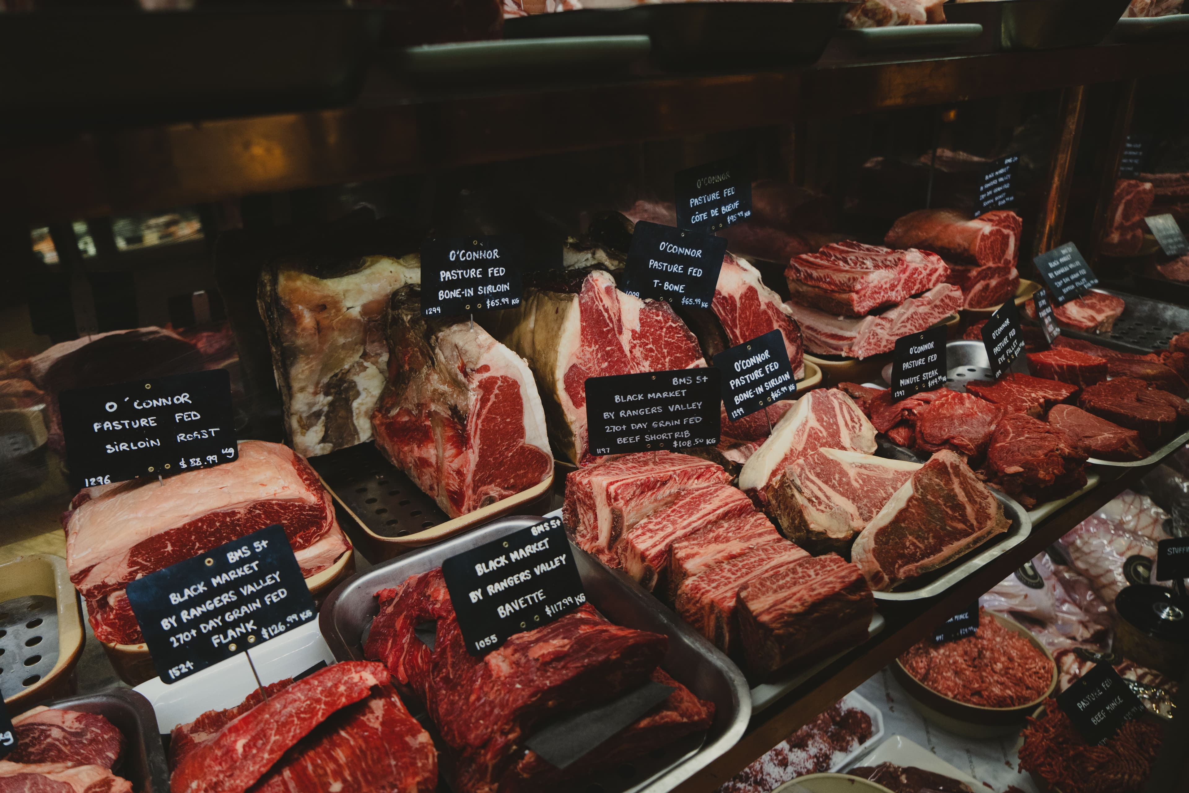 Frisches Fleisch in der Auslage